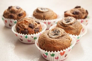 Čokoládové muffiny s čokoláda v barevných papírových formách.