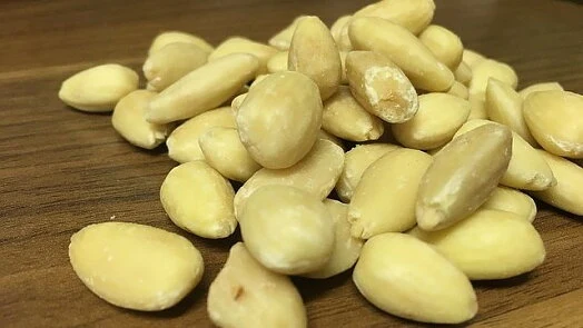 Sklopené ořechy bez slupky vhodné do moučkových receptů.