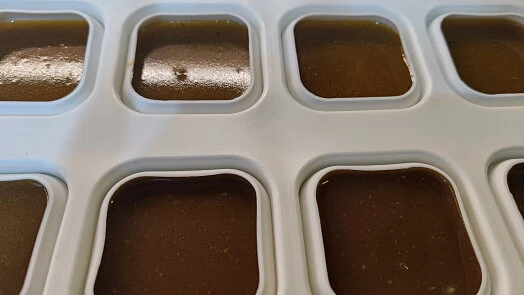 Portionovaná omáčka demi glace v krabičce na ledové kostky.