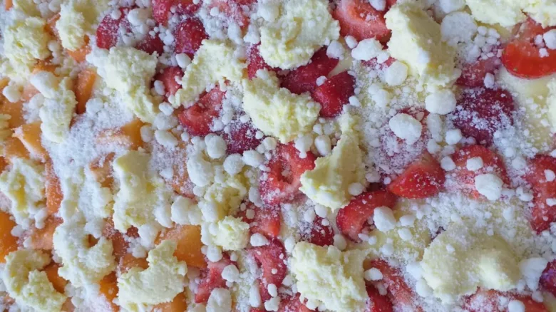 Strawberry and cottage cheese topping on hrnkové buchty.