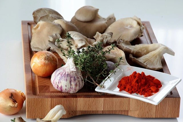 Suroviny na guláš z hlívy ústřičné: houby, cibule, česnek.
