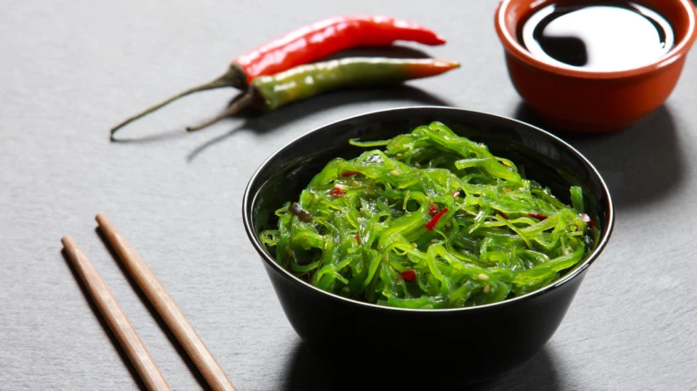 Miska s japonským řasovým salátem z wakame s chilli papričkami.