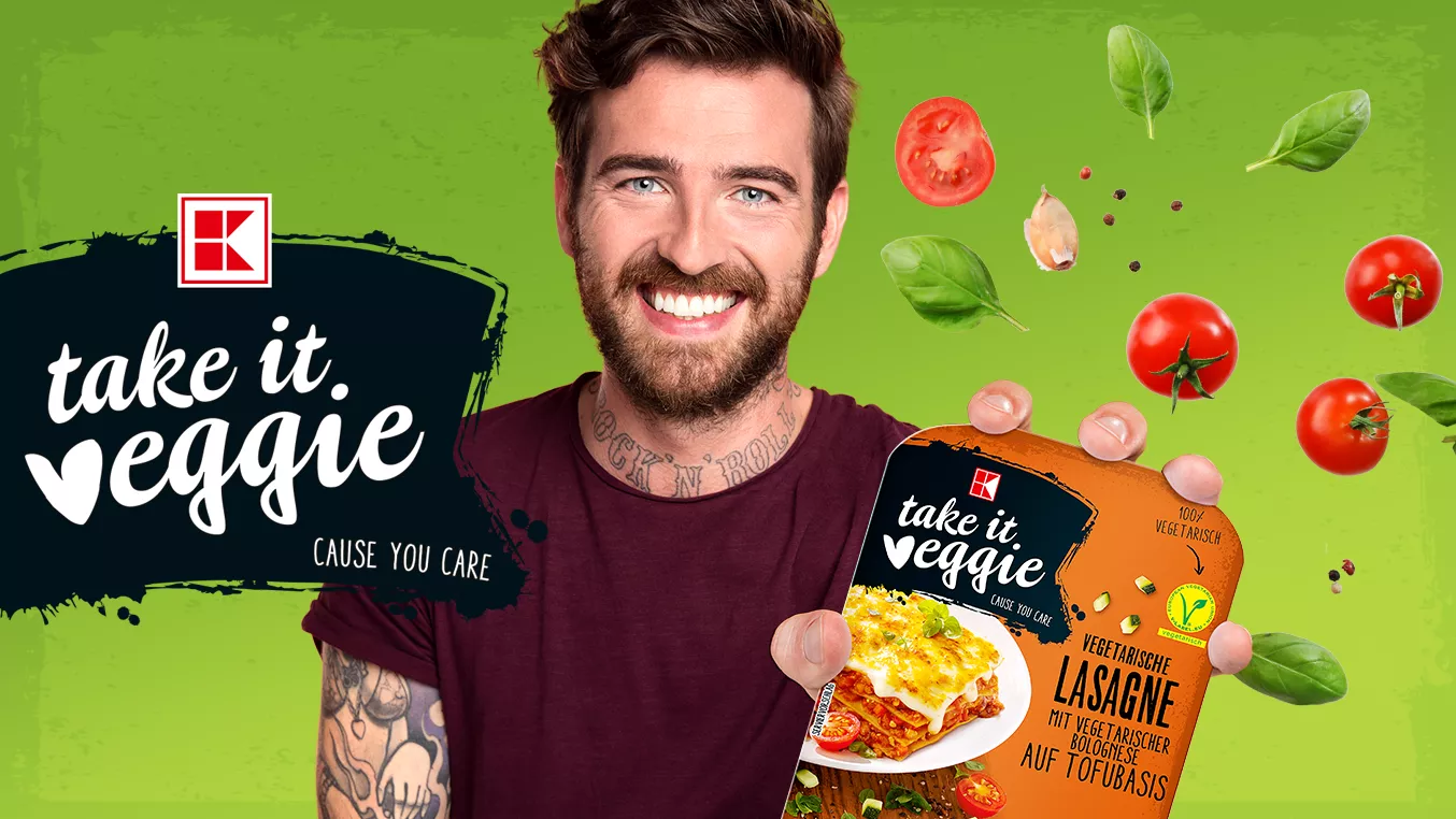 Muž drží balení vegetariánské lasagne s tofem.