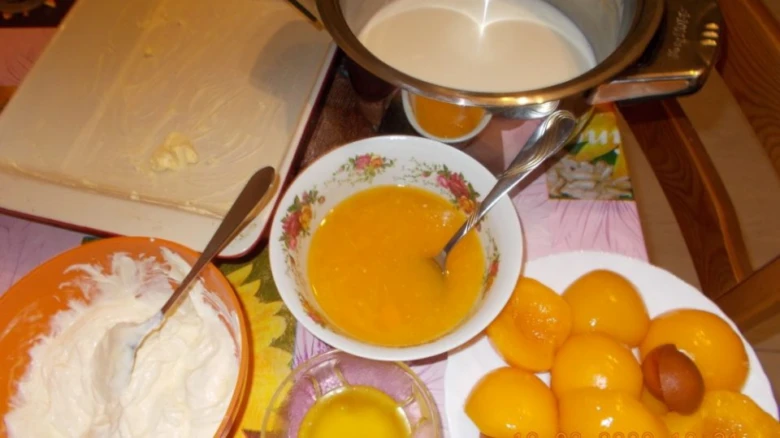 Ingredience pro sladkou rýži: mléko, vejce, ovoce a smetana.