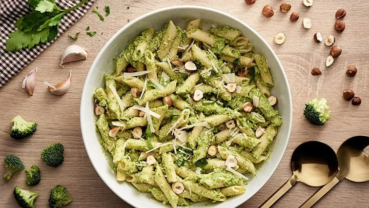 Mísa s penne omáčkou pesto se vlašskými ořechy a syrem.