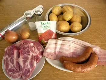Suroviny pro slovenskou živáňskou pečeni: maso, brambory, cibule.