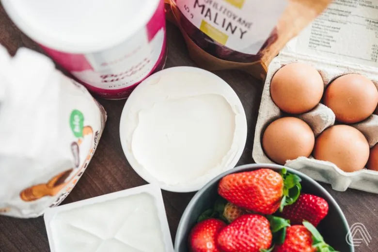 Suroviny pro rolády s mascarpone: vejce, smetana, jahody.