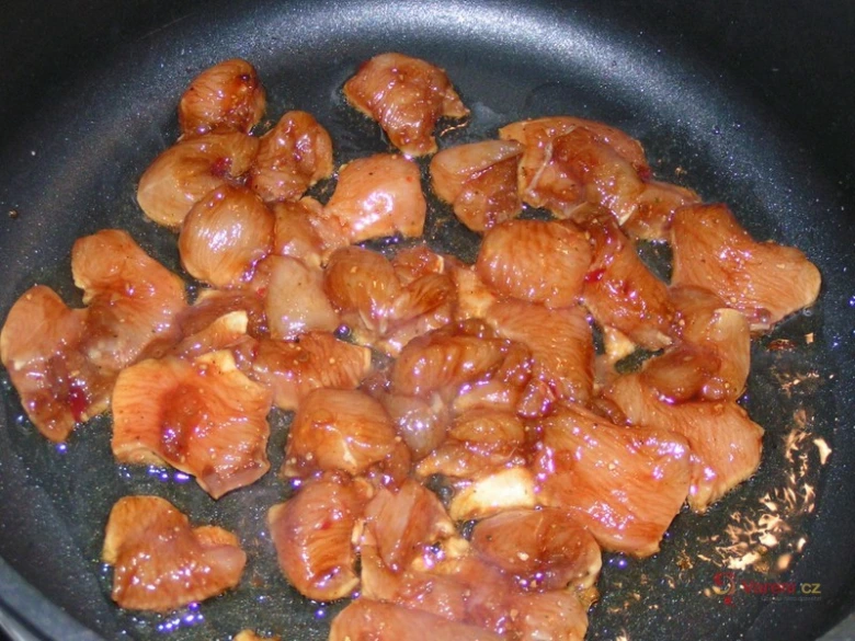 Kusky masa se smaží v pánvi pro čínské nudlové recepty.