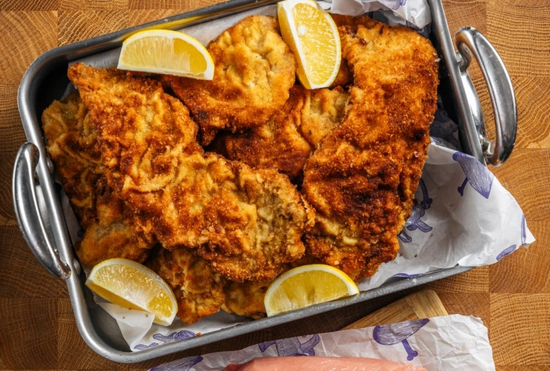 Zlatě opečené telecí kotlety s citronovými kousky v plechu.