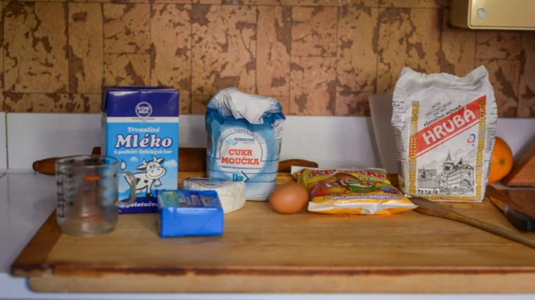 Suroviny na ovocné knedlíky: mléko, mouka, cukr, máslo.