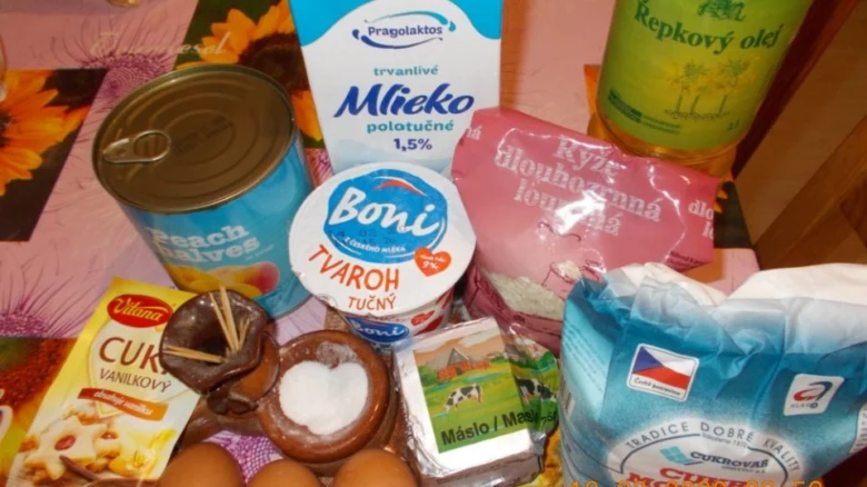 Suroviny pro sladkou rýži: mléko, tvaroh, cukr, vejce.