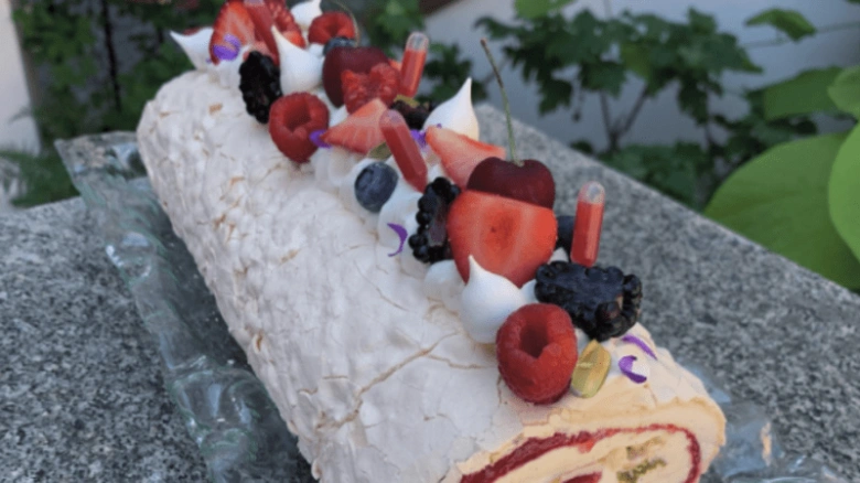 Mascarpone rolád s ovocem na venkovním stole.