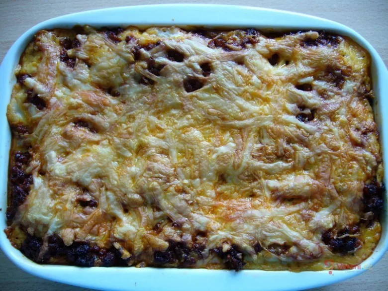 Upečená lasagne s mletým masem a bešamelem v bílé formě.