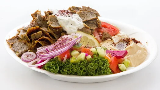 Připravená mísa gyros s masem a čerstvou zeleninou.
