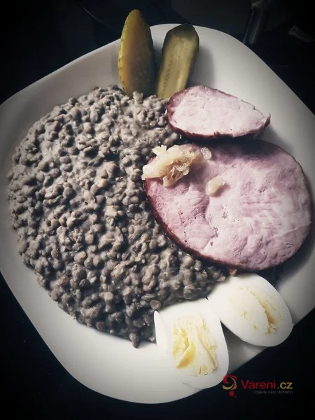 Čočková polévka na kyselo s vejcem a uzeným masem.