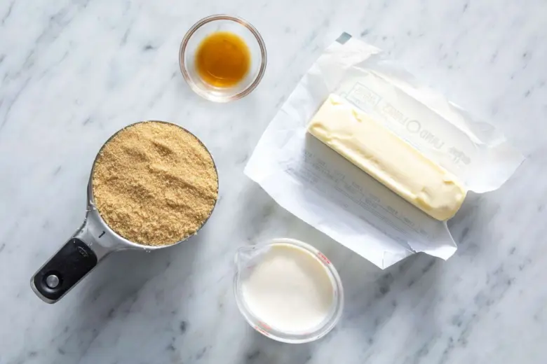 Ingredience pro domácí karamel: hnědá cukr, máslo, smetana.