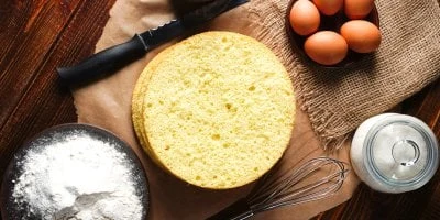 Pekoucí suroviny pro piškotový korpus včetně upečeného těsta.