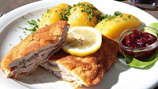 Použitý obrázek ukazuje kuřecí cordon bleu s bramborami.