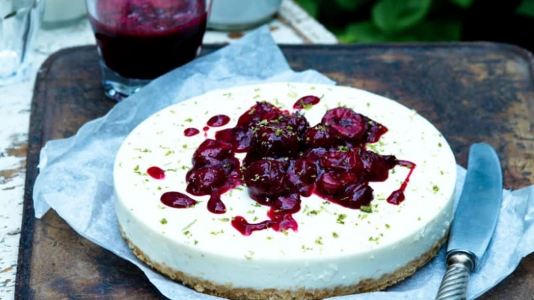 No-bake cheesecake with mascarpone and berry topping