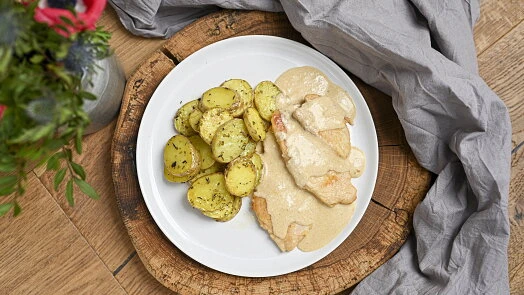 Chicken in cream sauce with potatoes