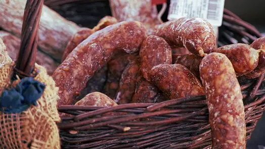 Koš s českou uzenou klobásou pro zelňák a zeleninovou polévku.