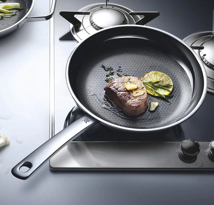 Steak se smaží na pánvi s citronem, česnekem a bylinkami.
