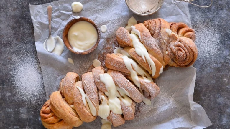 Cinnamon rolls with glaze