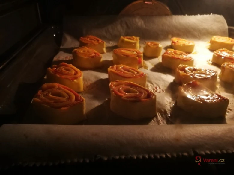Šneky z listového těsta se pečou v troubě.