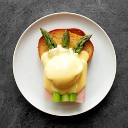 Jajka benedict s holandskou omáčkou na toasts.