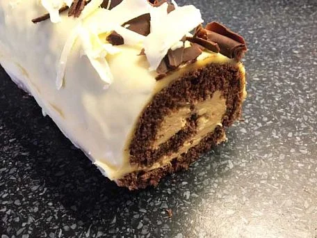 Rolád s mascarpone omítkou a čokoláda na vrchu.