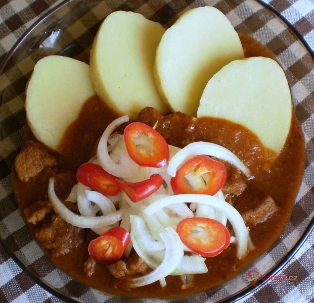 Hotová guláš z vepřové plece s bramborami a paprikou.