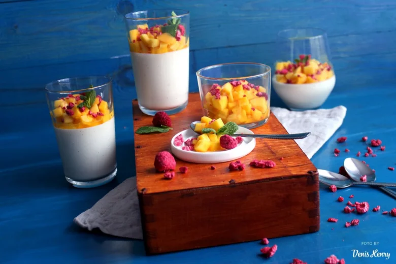 Mango jogurtové parfédy s malinami na dřevěném podstavci