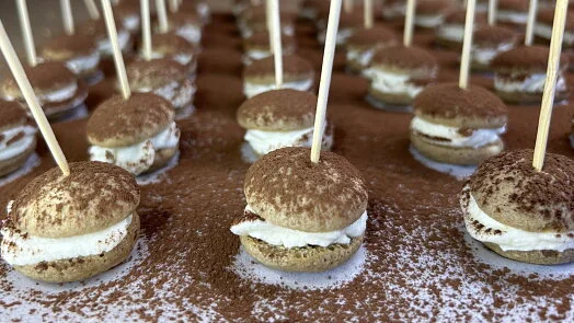 Malé dezertní sendviče s mascarpone posypané kakaem.