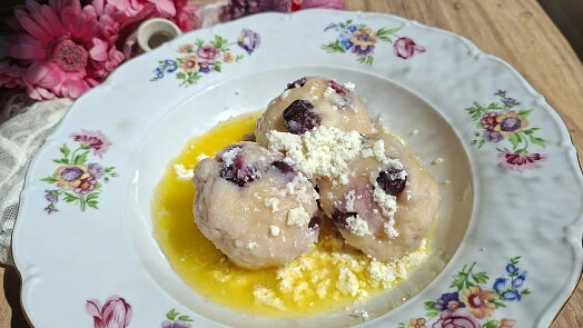 Cheese dumplings with fruit and crumble