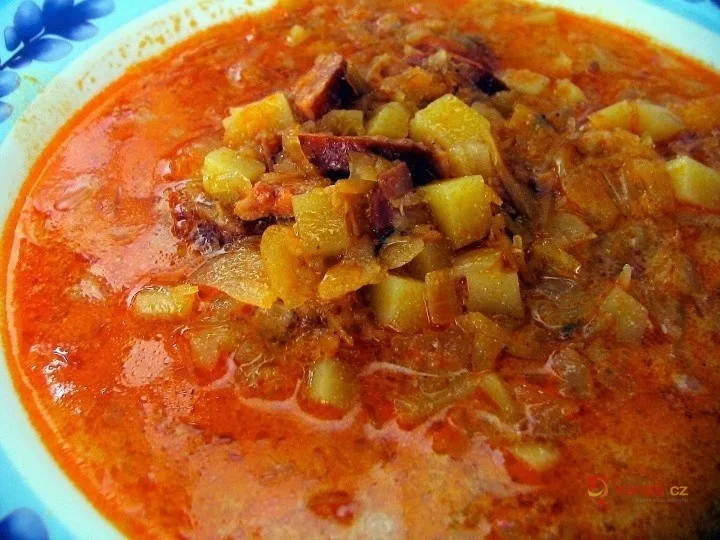Česká zelňačka s klobásou, bramborami a červeným kapustovým vývarem.