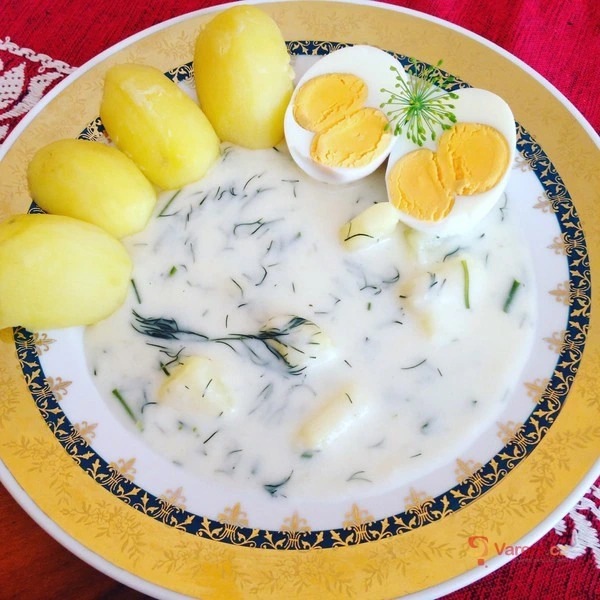 Koprová omáčka s bramborami a vejci na talíři