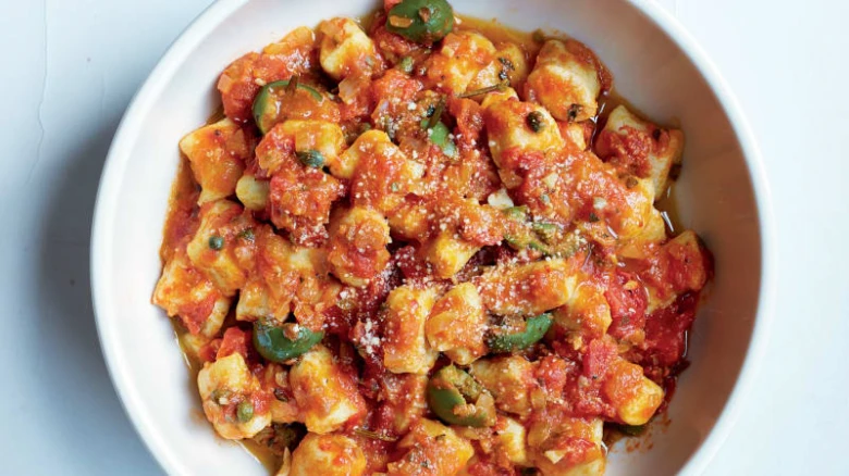 Gnocchi sýrová omáčka na receptu v bílé misce.
