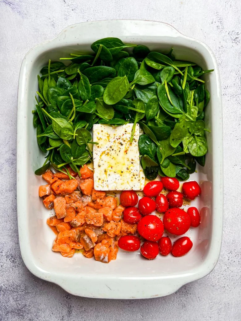 Surové ingredience pro těstoviny s lososem: salám, špenát, rajčata.