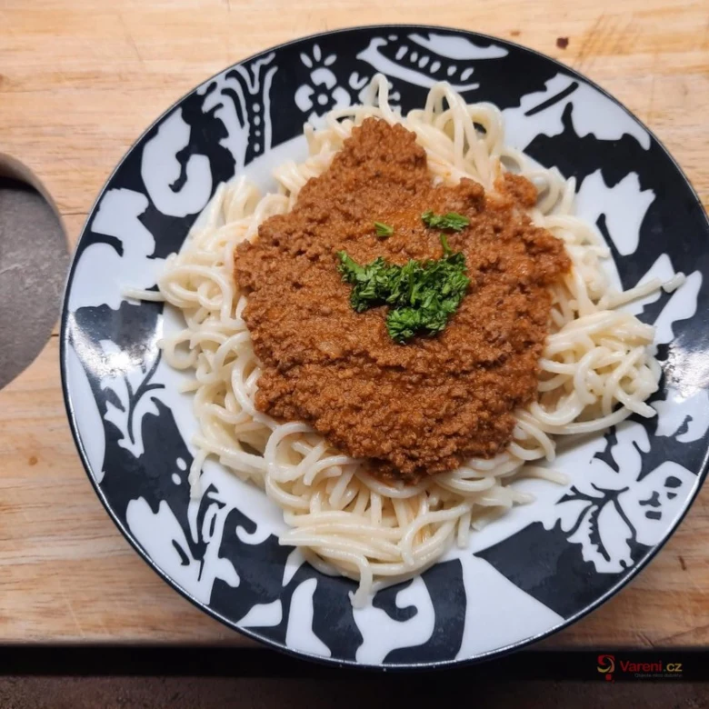 Špagety s mletým masem na černobílém talíři