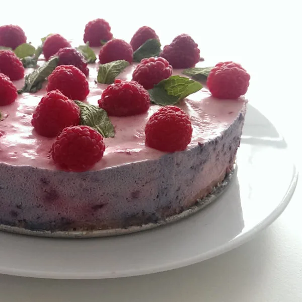 Raspberry cheesecake with gelatin