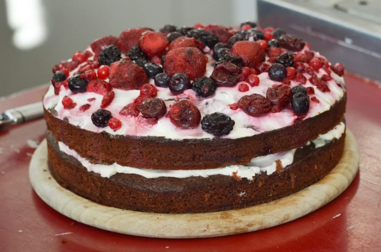 Chocolate cake with berries