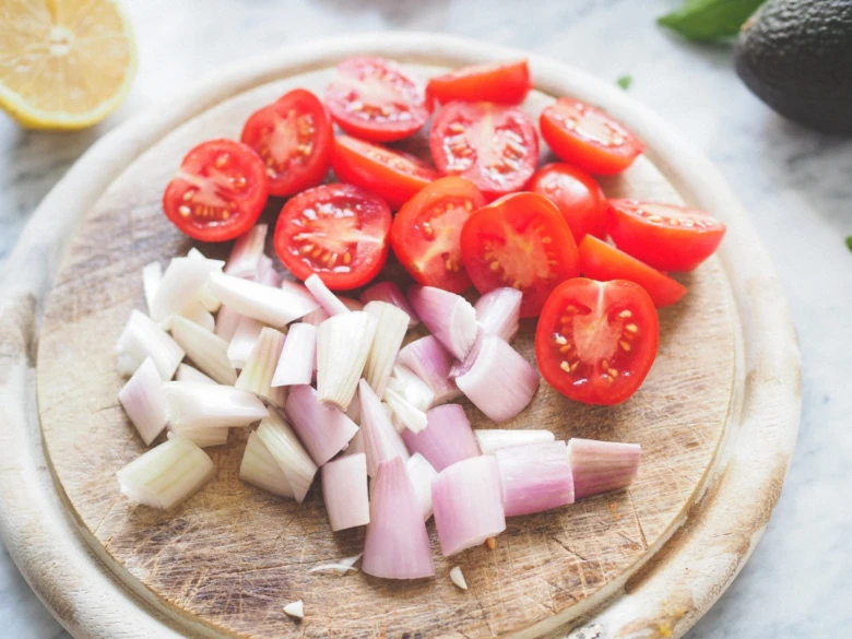 Našeřízené rajčata a cibulka pro recept na gazpacho.