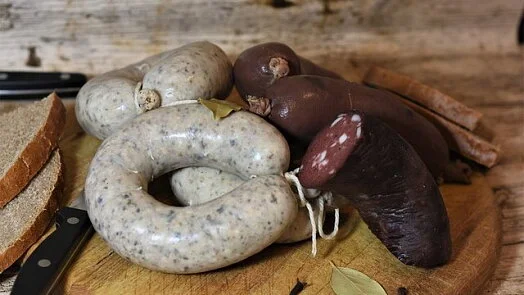 Suroviny na recept: vepřová srdce a klobásy s rýží.