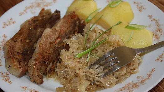 Připravené kološvárské zelí s masem a bramborami na talíři.
