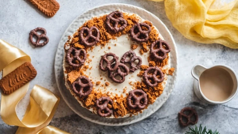 Bezpečný sýrový dort z mascarpone s čokoládovými pretzely a sušenkami.