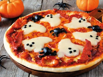 Vánoční pizzu s duchy a pavouky pro děti na Halloweenu.