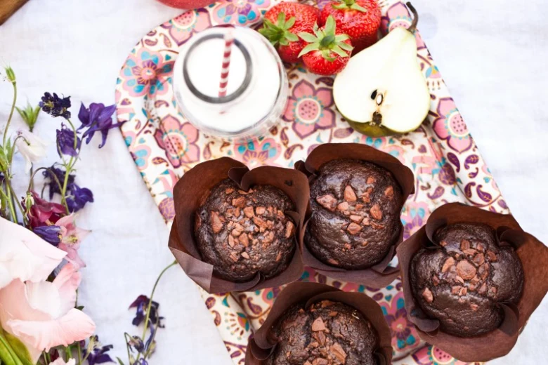Čokoládové muffiny s ovocem a mlékem na ozdobném podnose.