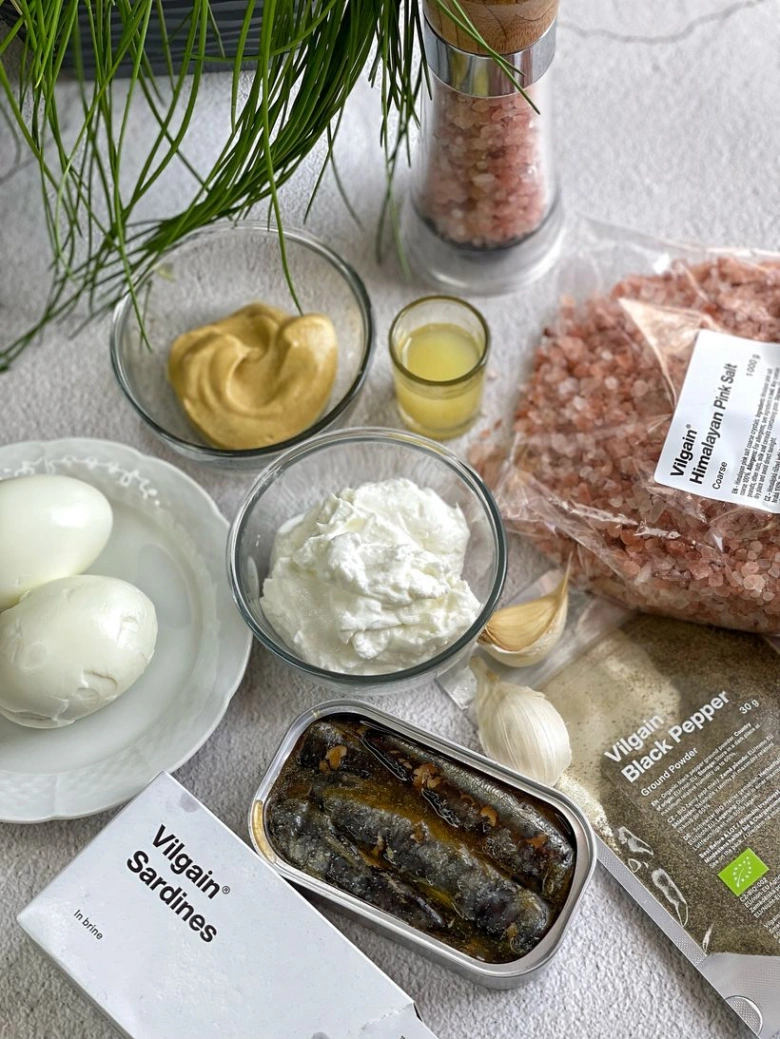 Suroviny na pomazánku ze sardin: vejce, jogurt, hořčice.