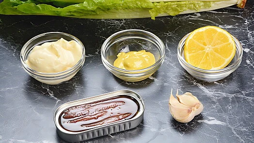 Ingredience pro zálivku: majonéza, hořčice, citron, tuňák a salát.