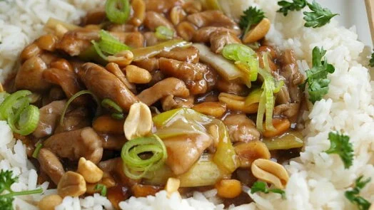 Kung pao s vepřem, arašidy a zeleninou na rýži